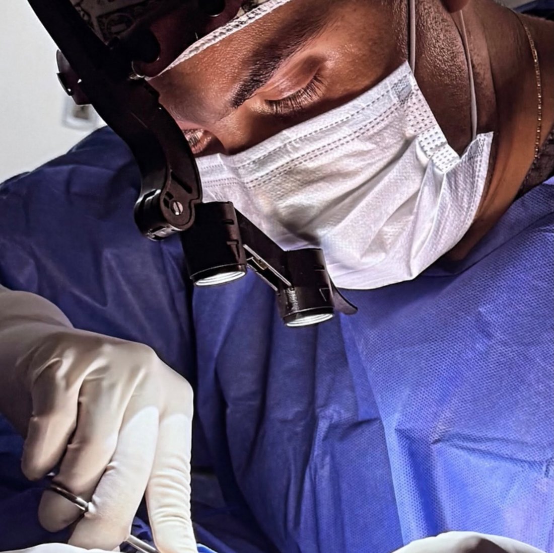 Dr. Donovan Reynoso Saldaña en cirugía